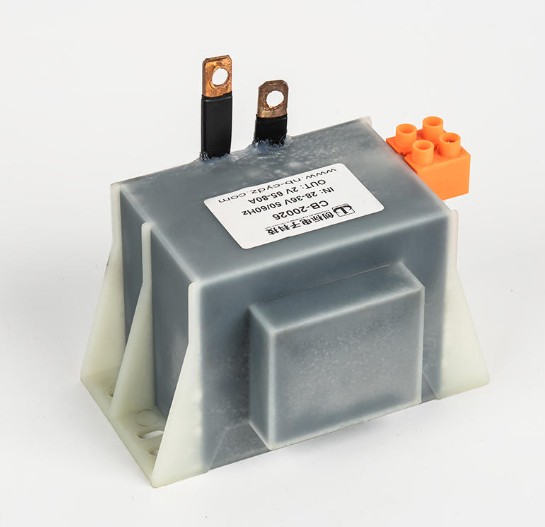 Aké sú kľúčové konštrukčné úvahy pre rozptyl tepla v transformátoroch typu R pre prostredia s vysokou hustotou inštalácie?